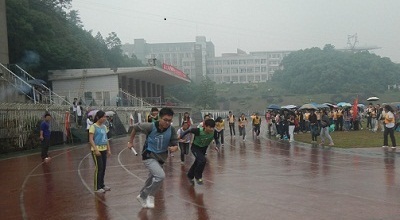 雨中奔跑的运动员们